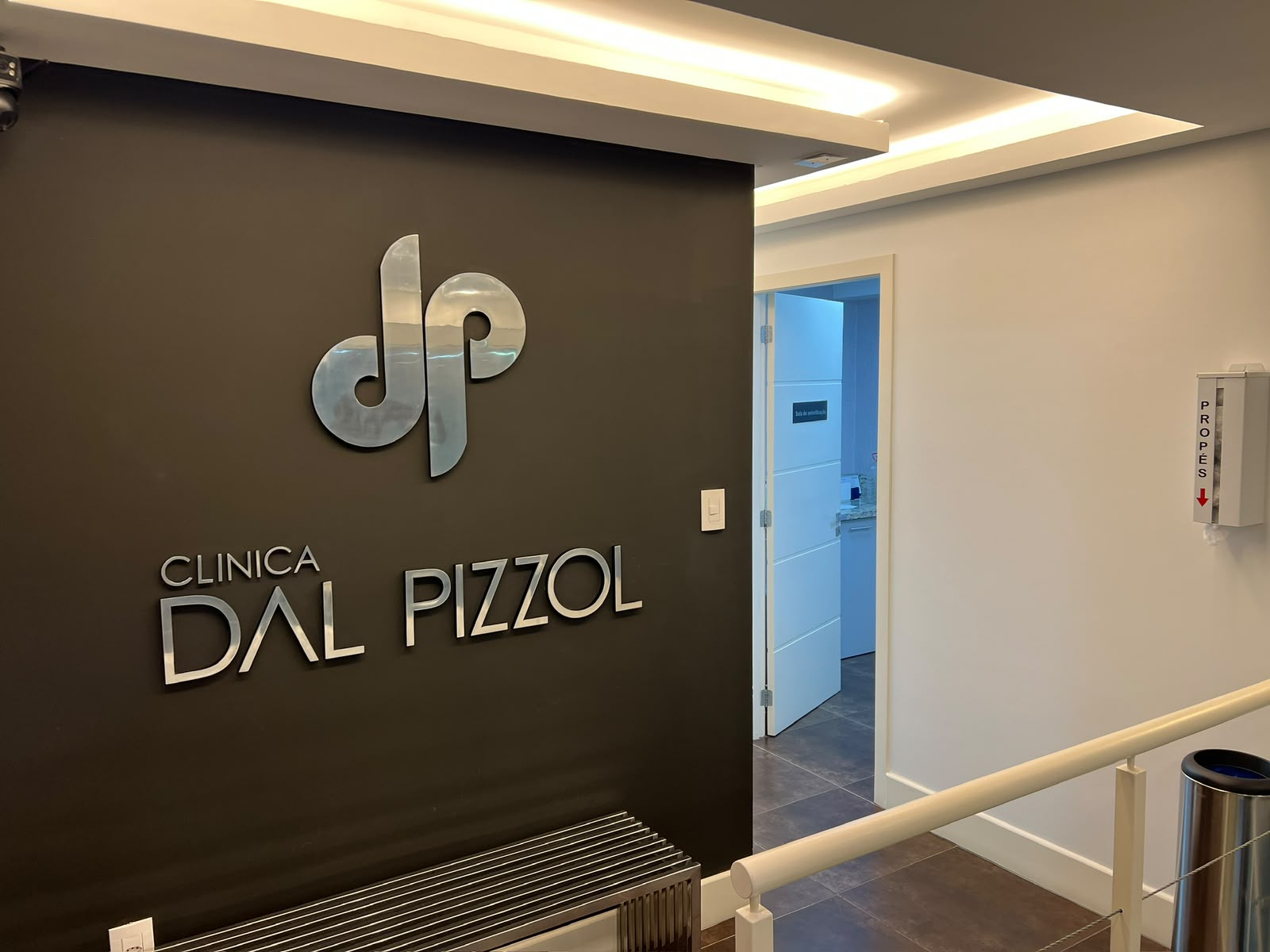 Identidade visual no interior da Clínica Dal Pizzol